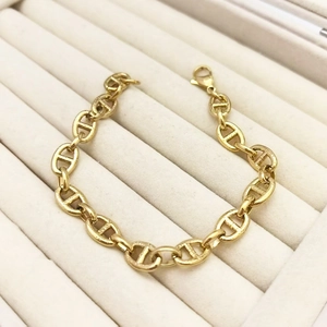 Detailed view of golden stainless steel pig nose anchor link bracelet with lobster clasp