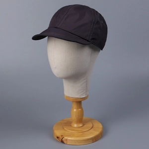 Detail der dunkelvioletten schnelltrocknenden Nylon-Baseballkappe mit feiner Naht