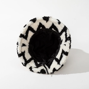 Bob en laine d'agneau rayée avec motif ondulé noir et blanc pour l'hiver