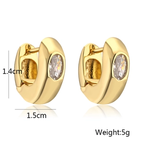 Vue détaillée des boucles d'oreilles huggie dorées avec zircon ovale, hauteur 1,4 cm