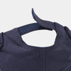 Détail du bonnet docker en coton bleu marine avec fermeture réglable par bande velcro