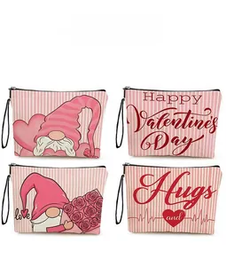 Détails de quatre trousses de maquillage Saint-Valentin avec imprimé gnomes et rayures roses