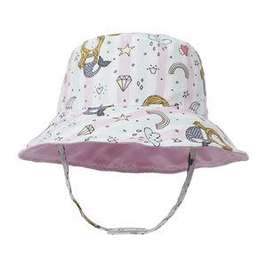 Détail d'un chapeau de soleil à rayures roses pour enfant avec motifs sirène