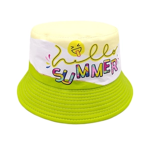 Détail du chapeau bob Hello Summer avec design color-block et bord de protection solaire vif