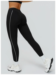 Dettaglio dei leggings da yoga neri a vita alta con strisce bianche laterali ed effetto lifting
