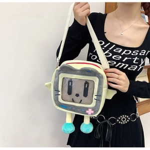 Detail der Pixel-Art Plüschtasche mit Retro-TV-Design und cleverer Stickerei für Mädchen
