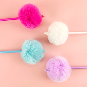 Lot de stylos licorne en peluche avec pompons doux en rose blanc bleu et violet couleurs