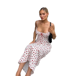 Vestido ajustado de tirantes con estampado floral blanco y rojo con lazo frontal