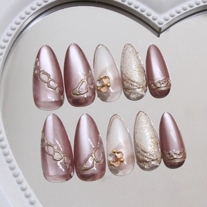 Faux ongles œil de chat marron avec chaînes 3D et strass sur plateau en cœur