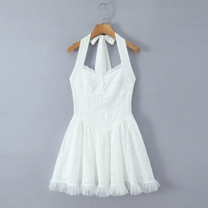 Robe dos nu blanche avec broderie anglaise, détails dentelle et ourlet en tulle
