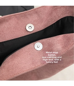 Nahaufnahme des Metall-Magnetverschlusses und der rosa Wildlederoptik der Tasche