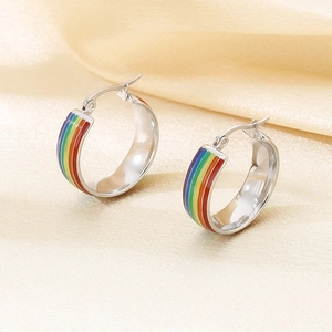 Regenbogen Emaille Silber Edelstahl Creolen auf elegantem Seidenhintergrund