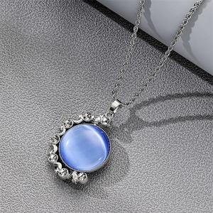 Collier rétro argenté avec une pierre œil de chat bleue et des strass étincelants