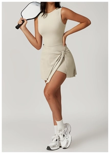 Détail de la robe de sport beige avec nœud latéral et short de sécurité intégré