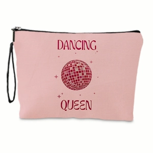 Dettaglio della trousse in tela rosa con stampa Dancing Queen e cinturino da polso nero