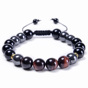 Détails des perles d'œil de tigre 10mm et onyx noir sur cordon de bracelet tressé
