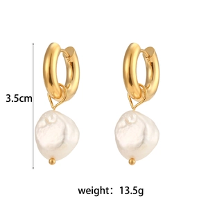 Boucles d'oreilles élégantes en acier plaqué or 18K avec perles d'eau douce naturelles