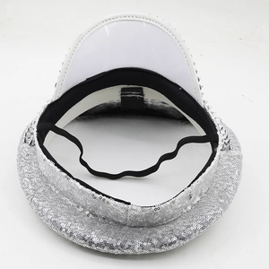 Détail intérieur d'un chapeau de fête à paillettes argentées avec strass et élastique
