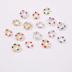 Détail de charmes pour ongles en forme de couronne de Noël avec strass et perles