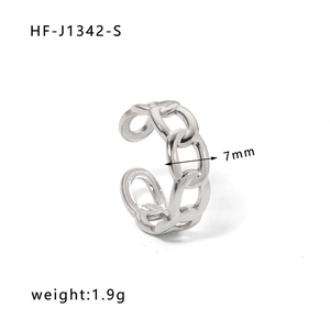 Detail showing the 7mm width and 1.9g weight of this silver chain link open ring