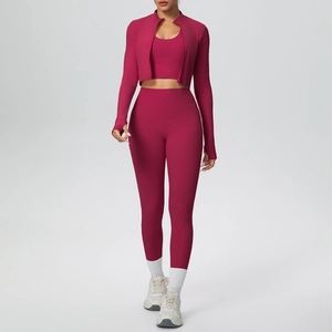 Dettaglio del set yoga magenta con fori per i pollici e pantaloni fitness a vita alta