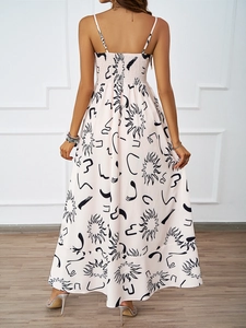 Détail de la robe longue dos nu avec imprimé soleil et taille haute élastique