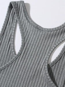 Gros plan d'un débardeur gris en maille côtelée montrant les coutures et la texture