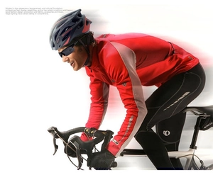 Dettaglio della maglia da ciclismo a maniche lunghe rosso e grigio con pantaloni neri