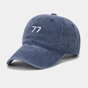 Détail de la broderie blanche 77 sur la casquette de baseball en coton délavé bleu