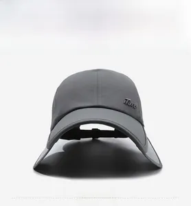 Détail du tissu léger à séchage rapide et des rabats solaires sur la casquette de sport grise