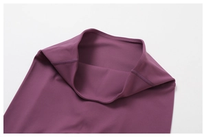 Gros plan sur le legging de yoga taille haute prune avec coutures plates de qualité