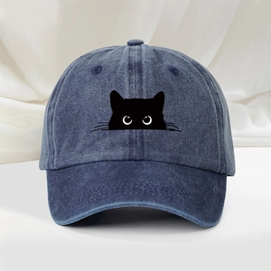 Détail de l'imprimé chat sur casquette de baseball en jean bleu délavé avec texture coton