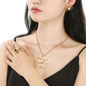 Parure bijoux fleurs dorées avec perles blanches élégante pour femme collier et bague