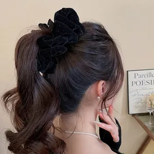 Chouchou en velours noir scintillant pour femmes avec paillettes sur cheveux bouclés