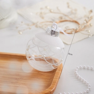 Détail de boule de Noël blanche de 8cm avec paillettes et perles sur plateau