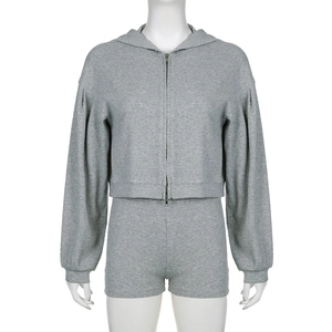 Detail der grauen Rippstrick-Textur am Kapuzenpullover und High-Waist-Shorts-Set