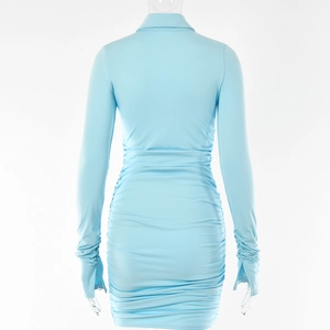 Détail de la robe bleu clair à manches longues avec dos plissé et poignets fendus