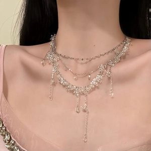Elegante mehrlagige Blumen-Quastenhalskette mit schimmernden Kristallperlen und Silberketten