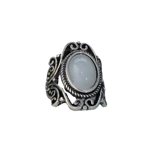 Anello vintage boho con finta pietra di luna ovale e motivi floreali intagliati in argento