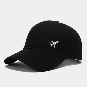 Détail de la petite broderie d'avion et du tissu en sergé de coton sur la casquette
