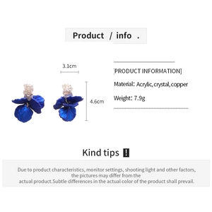 Vue détaillée des boucles d'oreilles fleur bleue en acrylique avec cristal et poids 7,9g