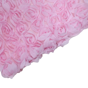 Nahaufnahme von 3D-Rosenstoff auf rosa schulterfreiem Top mit Texturdetails
