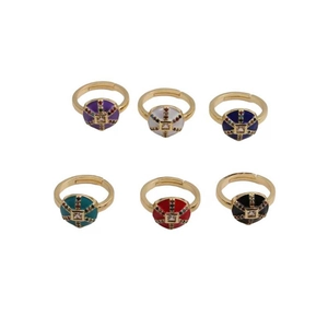 Vue de six bagues colorées en émail plaqué or avec cristaux de zircon carrés