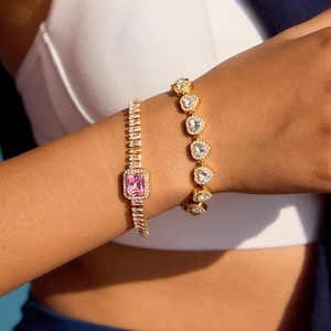 Bracelets élégants en acier inoxydable doré avec pierres roses et cœurs pavés