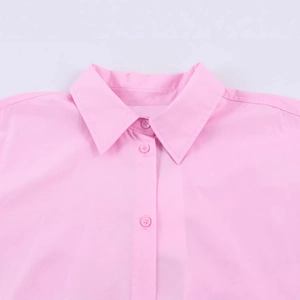 Pink poplin shirt featuring a lapel collar and three button-up front closures