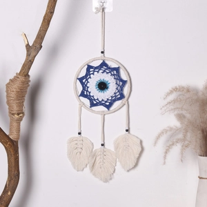 Detail eines bösen Blicks Traumfänger mit beige-blauen Quasten und gewebten Blättern