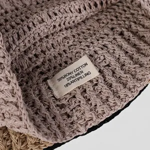 Berretto in maglia di lino premium beige e nero con trama intrecciata ed etichetta materiale