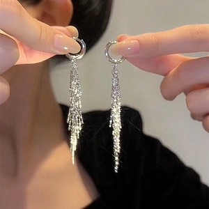 Funkelnde silberne lange Fransen-Ohrhänger mit schimmernden Metallketten für Damenmode