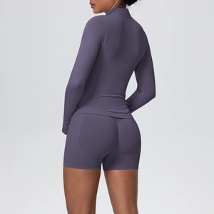 Vue détaillée arrière d'un short de fitness violet taille haute et veste de yoga ajustée