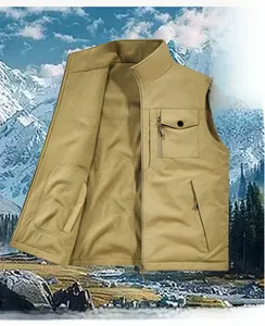Detail des warmen Fleecefutters und robusten Reißverschlusses der Outdoor-Weste